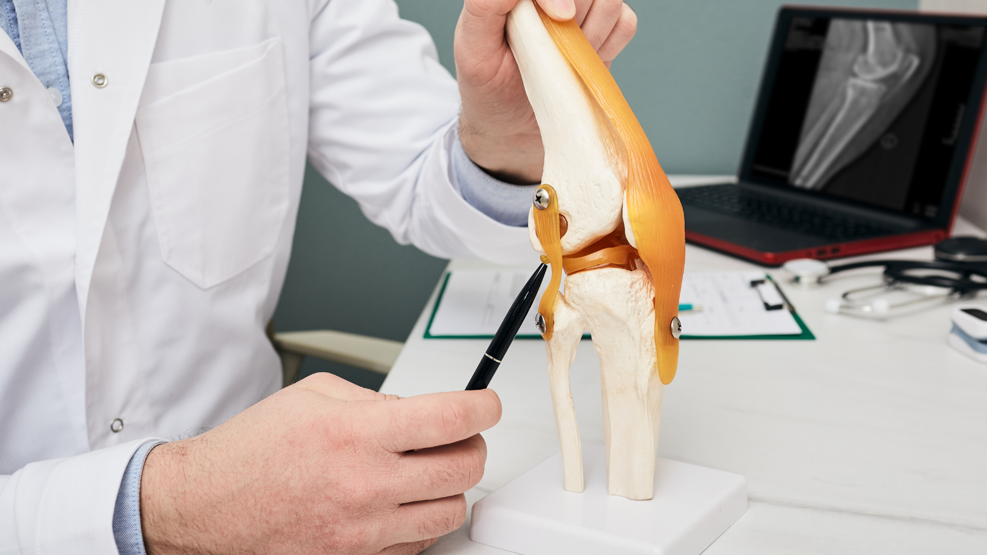 Doctor talking about knee pain. 